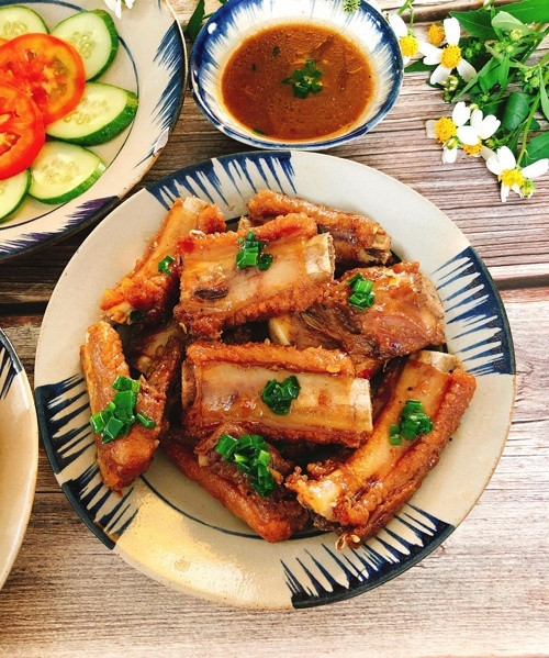 Trời lạnh, làm sườn rim mặn ngọt ăn kèm cơm lá dứa