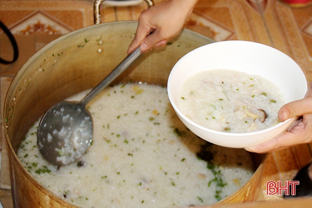 Thầy trò Can Lộc phát cháo thiện nguyện cho bệnh nhân nghèo