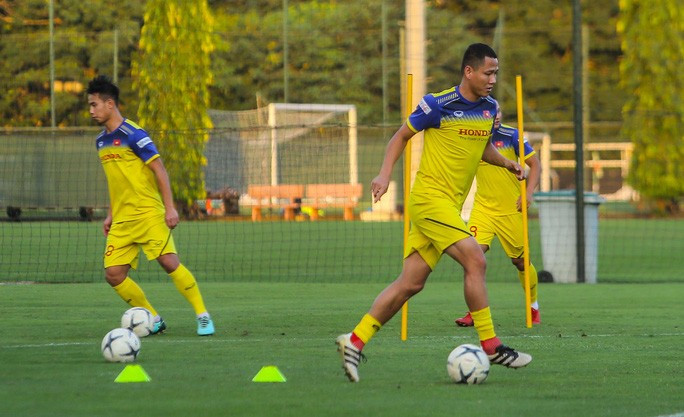 Cận cảnh buổi tập luyện đầu tiên của Đội tuyển Việt Nam chuẩn bị đón UAE trên SVĐ Mỹ Đình - Ảnh 10. Cận cảnh không khí vui vẻ buổi tập đầu tiên của Đội tuyển Việt Nam chuẩn bị đấu Thái Lan