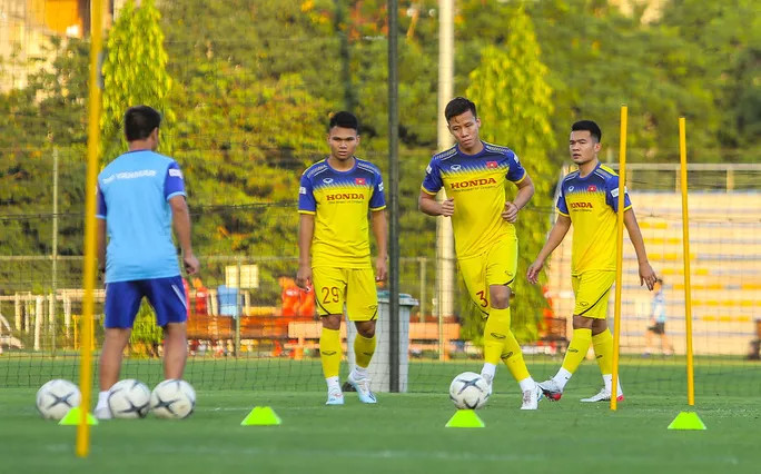 Cận cảnh buổi tập luyện đầu tiên của Đội tuyển Việt Nam chuẩn bị đón UAE trên SVĐ Mỹ Đình - Ảnh 16. Cận cảnh không khí vui vẻ buổi tập đầu tiên của Đội tuyển Việt Nam chuẩn bị đấu Thái Lan