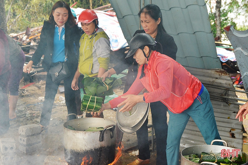 Người dân Hồng Lĩnh thi gói bánh chưng dâng Thánh tại Lễ hội đền Cả - Dinh đô quan Hoàng Mười