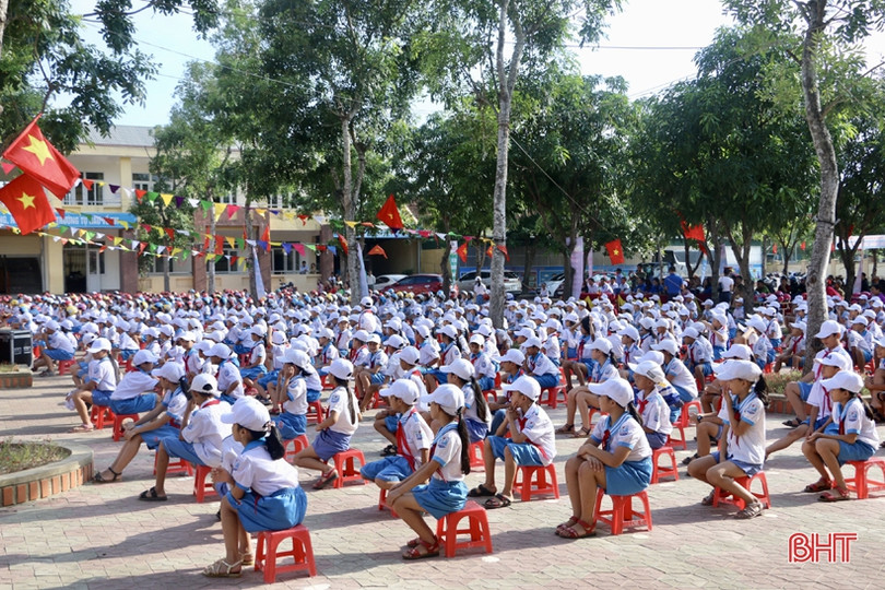 Trao tặng 273 mũ bảo hiểm cho học sinh Trường Tiểu học Cẩm Thành