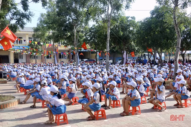 Trao tặng 273 mũ bảo hiểm cho học sinh Trường Tiểu học Cẩm Thành