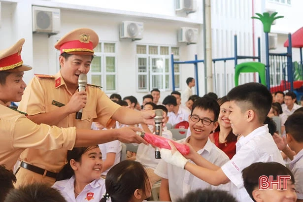 Thiếu tá Công an Hà Tĩnh và “mối duyên” hơn 10 năm phổ biến pháp luật ATGT