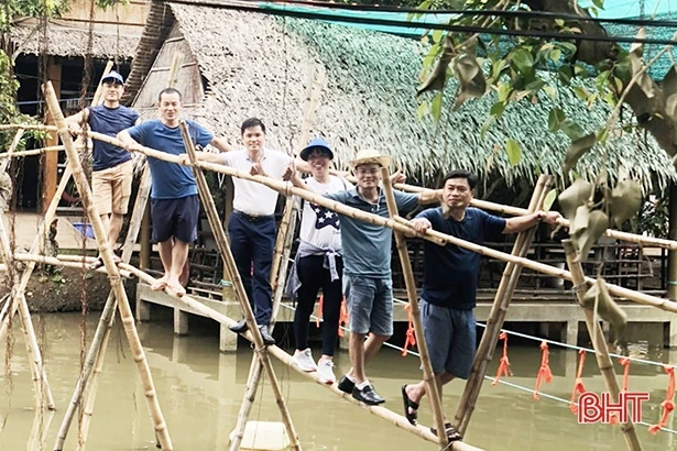 Du lịch nội - ngoại tỉnh: Khách đến vì tâm linh, người đi vì ưa khám phá