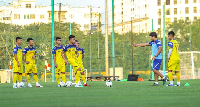 Cận cảnh buổi tập luyện đầu tiên của Đội tuyển Việt Nam chuẩn bị đón UAE trên SVĐ Mỹ Đình - Ảnh 8. Cận cảnh không khí vui vẻ buổi tập đầu tiên của Đội tuyển Việt Nam chuẩn bị đấu Thái Lan