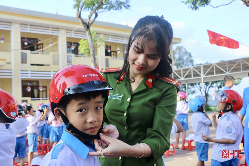 Trao tặng 273 mũ bảo hiểm cho học sinh Trường Tiểu học Cẩm Thành