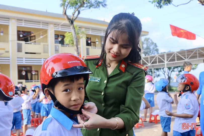 Trao tặng 273 mũ bảo hiểm cho học sinh Trường Tiểu học Cẩm Thành