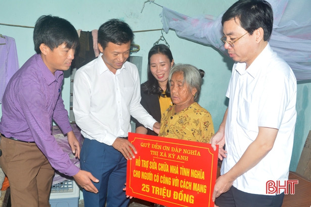 Trao nhà tình nghĩa cho các gia đình chính sách tại TX Kỳ Anh