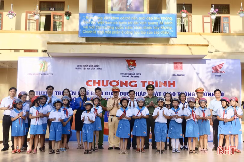Trao tặng 273 mũ bảo hiểm cho học sinh Trường Tiểu học Cẩm Thành
