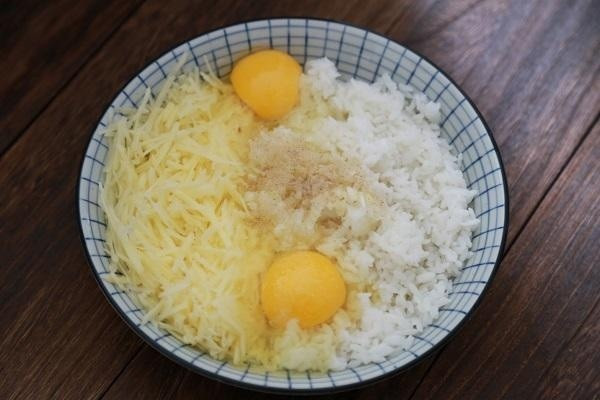 Cơm thừa đừng vội vứt đi, mẹ tận dụng làm ngay bánh gạo chiên ngon hết ý