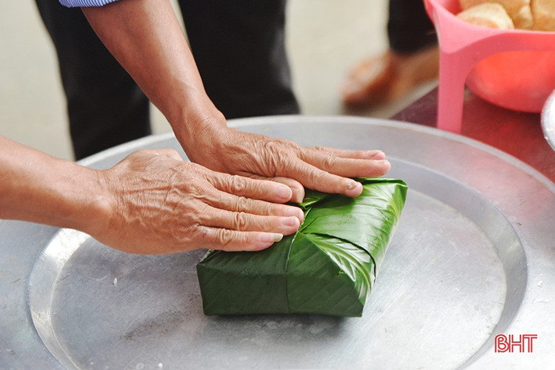 Người dân Hồng Lĩnh thi gói bánh chưng dâng Thánh tại Lễ hội đền Cả - Dinh đô quan Hoàng Mười