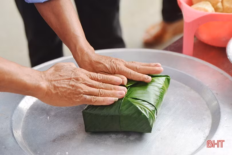 Người dân Hồng Lĩnh thi gói bánh chưng dâng Thánh tại Lễ hội đền Cả - Dinh đô quan Hoàng Mười