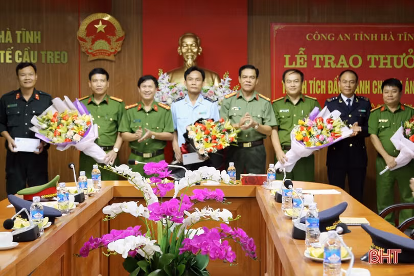 Trao thưởng Ban Chuyên án vụ buôn bán, vận chuyển gần 5,5 tạ pháo từ Quảng Ninh về Hà Tĩnh