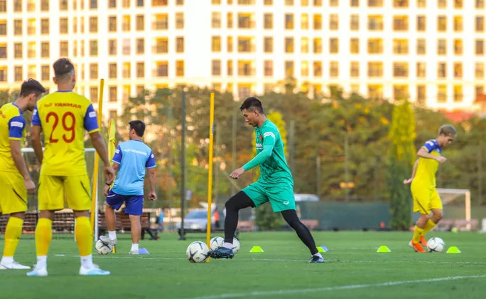 Cận cảnh buổi tập luyện đầu tiên của Đội tuyển Việt Nam chuẩn bị đón UAE trên SVĐ Mỹ Đình - Ảnh 12. Cận cảnh không khí vui vẻ buổi tập đầu tiên của Đội tuyển Việt Nam chuẩn bị đấu Thái Lan