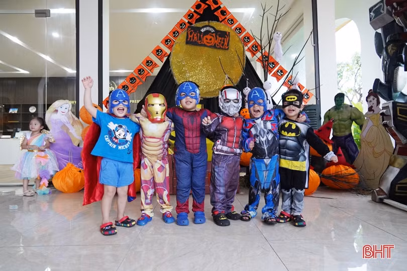 Thích thú hóa...“quỷ nhỏ” đón mùa lễ hội Halloween tại TP Hà Tĩnh