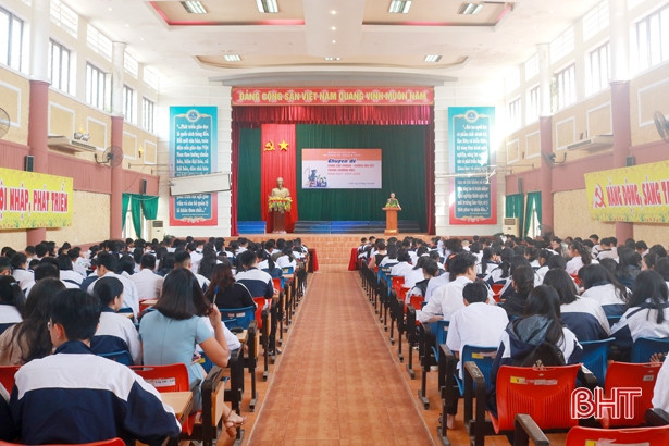 Hơn 300 học sinh Đại học Hà Tĩnh cam kết phòng chống ma túy