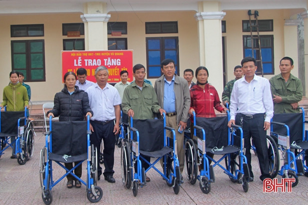 Các nhà hảo tâm tặng xe lăn cho người khuyết tật ở Vũ Quang