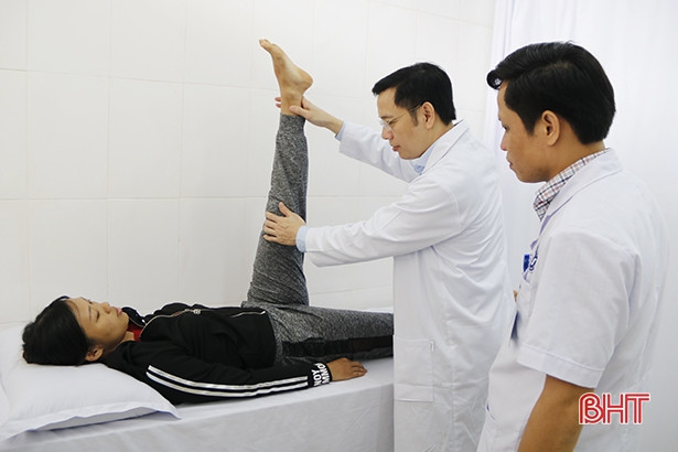 Bác sỹ Trường Đại học Y Hà Nội khám bệnh miễn phí cho gần 200 bệnh nhân Hà Tĩnh