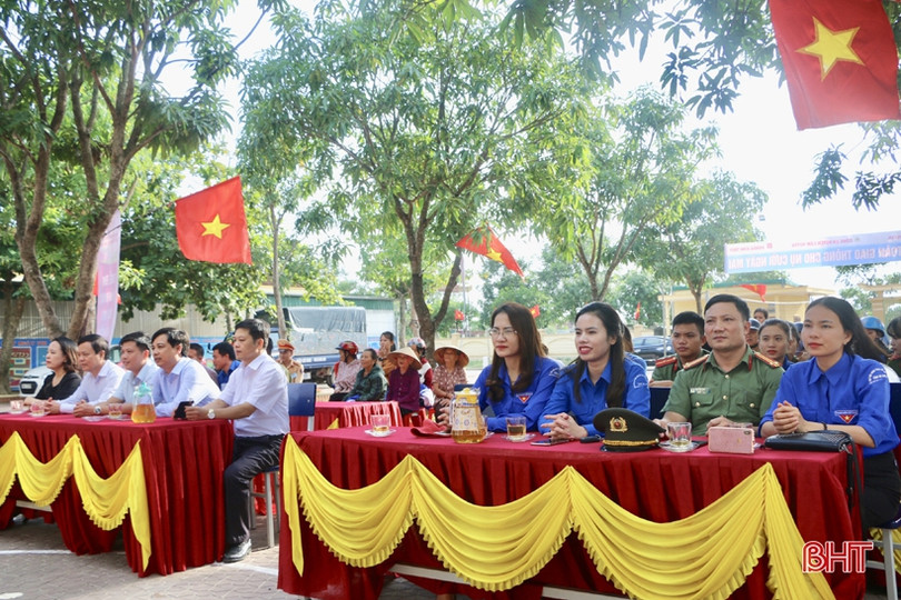 Trao tặng 273 mũ bảo hiểm cho học sinh Trường Tiểu học Cẩm Thành