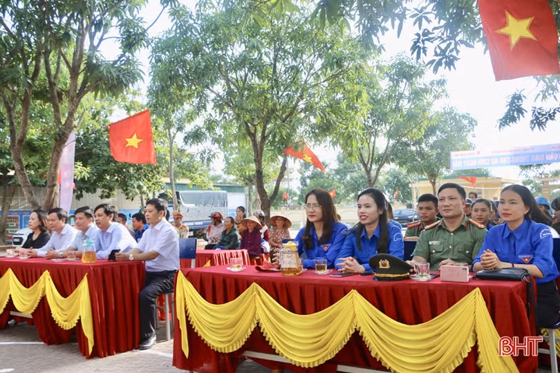 Trao tặng 273 mũ bảo hiểm cho học sinh Trường Tiểu học Cẩm Thành