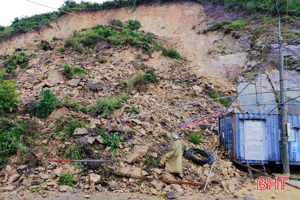 Sạt lở núi vùi lấp container và cột điện ở thị xã Kỳ Anh