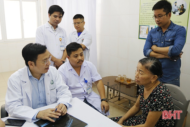 Bác sỹ Trường Đại học Y Hà Nội khám bệnh miễn phí cho gần 200 bệnh nhân Hà Tĩnh