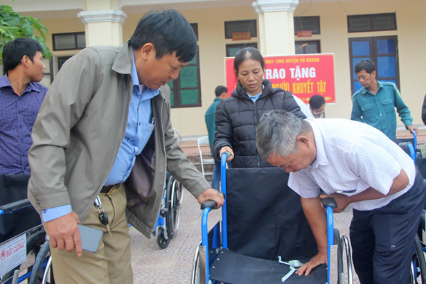 Các nhà hảo tâm tặng xe lăn cho người khuyết tật ở Vũ Quang