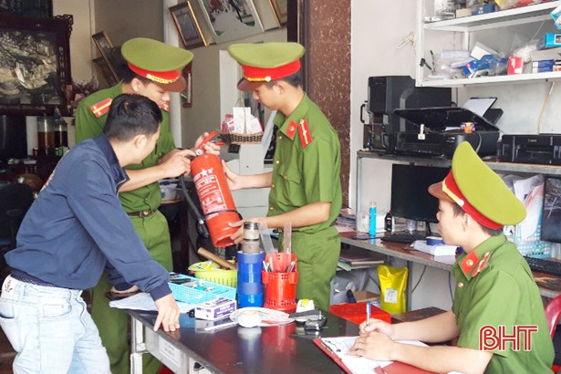 Thạch Hà trang bị kỹ năng PCCC cho 150 cán bộ, hộ kinh doanh