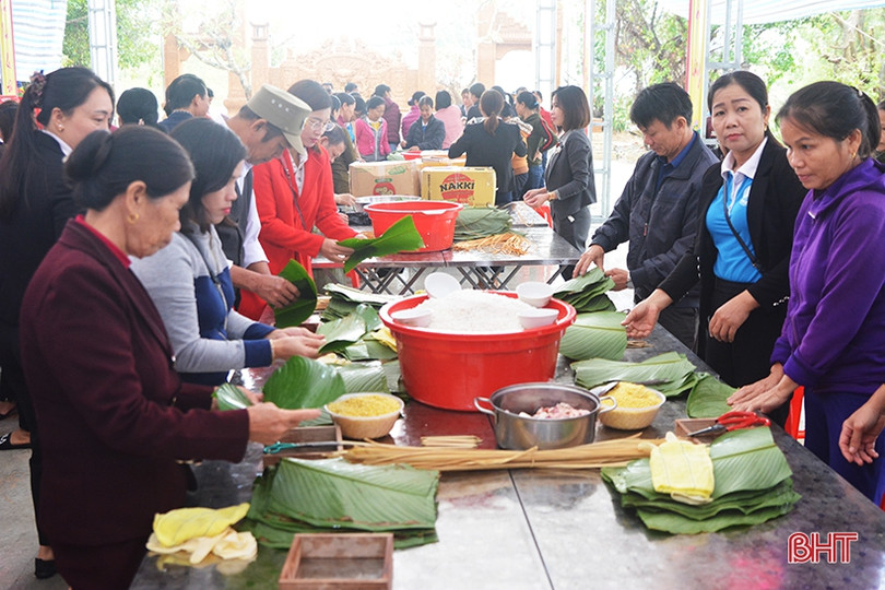 Người dân Hồng Lĩnh thi gói bánh chưng dâng Thánh tại Lễ hội đền Cả - Dinh đô quan Hoàng Mười