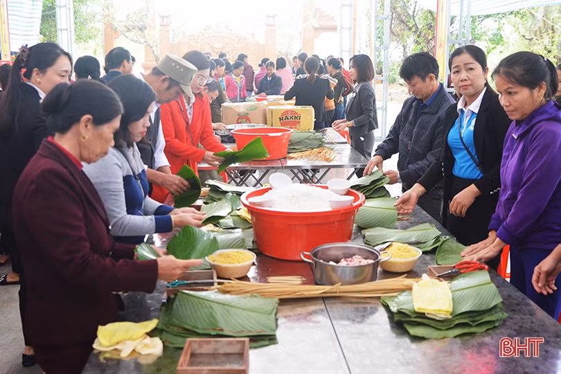 Người dân Hồng Lĩnh thi gói bánh chưng dâng Thánh tại Lễ hội đền Cả - Dinh đô quan Hoàng Mười