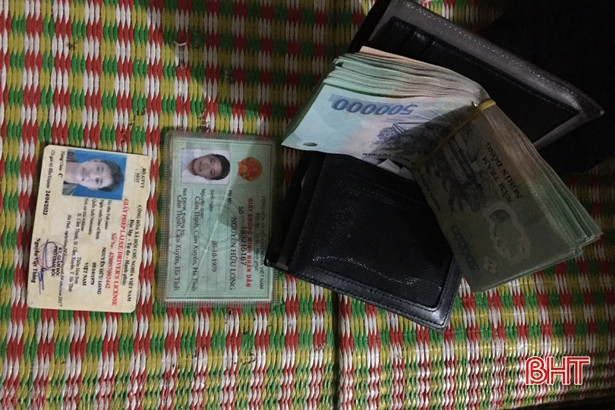 Nhặt được hơn 45 triệu đồng, đôi vợ chồng ở TP. Hà Tĩnh tìm người trả lại