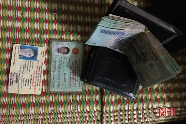 Nhặt được hơn 45 triệu đồng, đôi vợ chồng ở TP. Hà Tĩnh tìm người trả lại