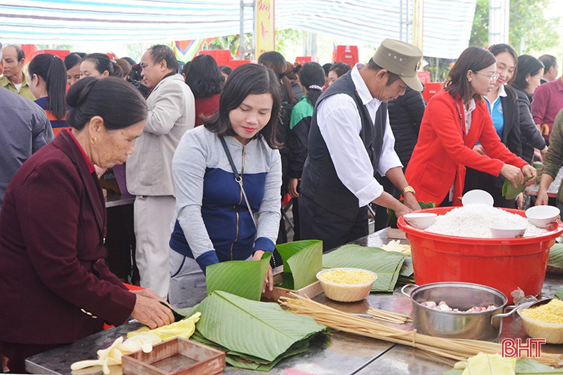 Người dân Hồng Lĩnh thi gói bánh chưng dâng Thánh tại Lễ hội đền Cả - Dinh đô quan Hoàng Mười