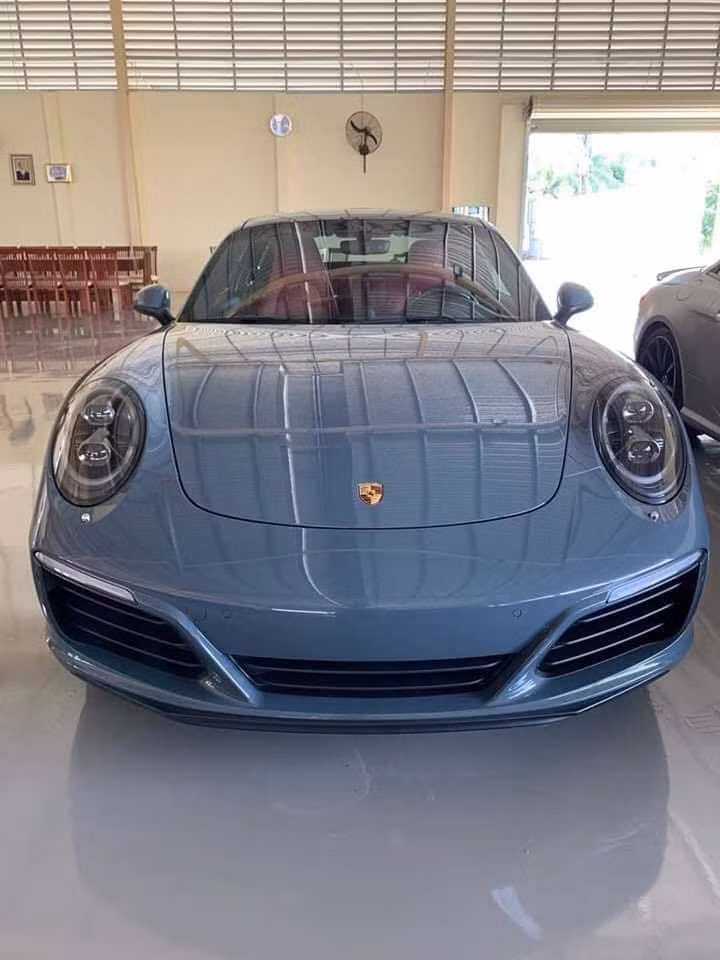 Porsche 911 Carrera màu độc biển số Lào về Việt Nam giá chỉ 5 tỷ đồng