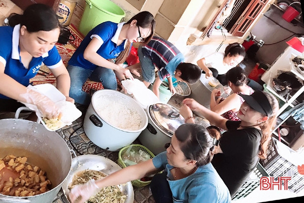 Hơn 300 suất cháo tình thương đến tay bệnh nhân điều trị tại BVĐK Thạch Hà