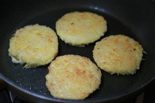 Cơm thừa đừng vội vứt đi, mẹ tận dụng làm ngay bánh gạo chiên ngon hết ý