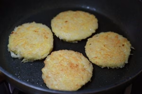 Cơm thừa đừng vội vứt đi, mẹ tận dụng làm ngay bánh gạo chiên ngon hết ý