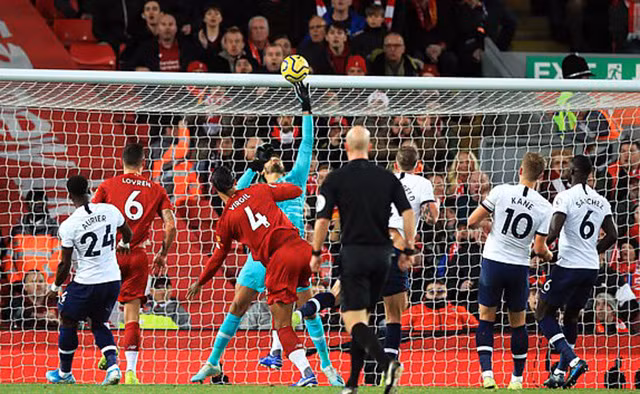 Salah ghi bàn trên chấm 11m, Liverpool ngược dòng đánh bại Tottenham