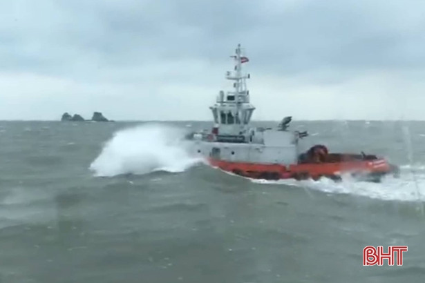 Cứu sống 12 người trên tàu Thành Công 999 bị chìm ở vùng biển Hà Tĩnh