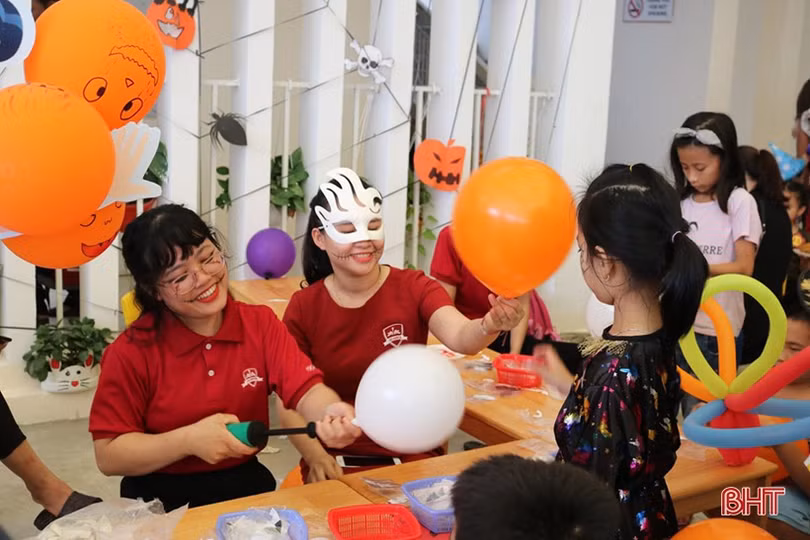 Thích thú hóa...“quỷ nhỏ” đón mùa lễ hội Halloween tại TP Hà Tĩnh