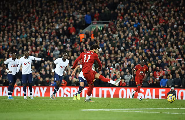 Salah ghi bàn trên chấm 11m, Liverpool ngược dòng đánh bại Tottenham