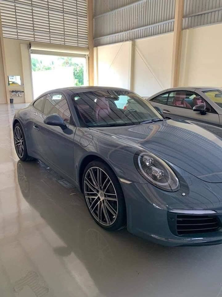 Porsche 911 Carrera màu độc biển số Lào về Việt Nam giá chỉ 5 tỷ đồng