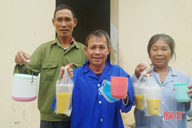 Hơn 300 suất cháo tình thương đến tay bệnh nhân điều trị tại BVĐK Thạch Hà