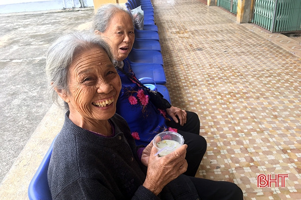 Thầy trò Can Lộc phát cháo thiện nguyện cho bệnh nhân nghèo