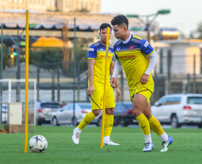 Cận cảnh buổi tập luyện đầu tiên của Đội tuyển Việt Nam chuẩn bị đón UAE trên SVĐ Mỹ Đình - Ảnh 11. Cận cảnh không khí vui vẻ buổi tập đầu tiên của Đội tuyển Việt Nam chuẩn bị đấu Thái Lan