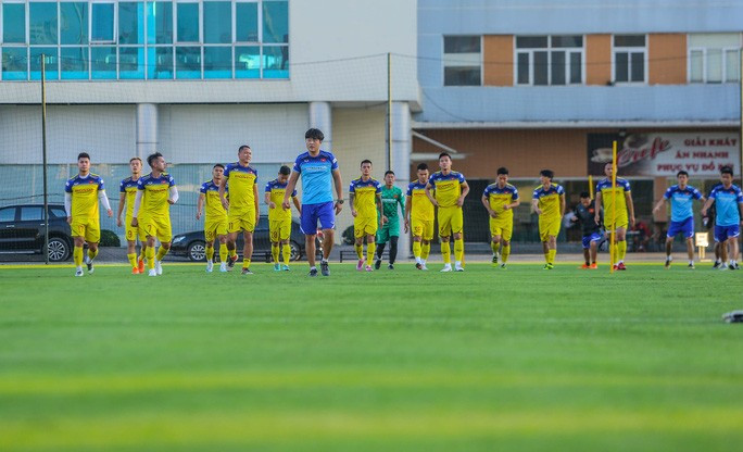 Cận cảnh buổi tập luyện đầu tiên của Đội tuyển Việt Nam chuẩn bị đón UAE trên SVĐ Mỹ Đình - Ảnh 4. Cận cảnh không khí vui vẻ buổi tập đầu tiên của Đội tuyển Việt Nam chuẩn bị đấu Thái Lan
