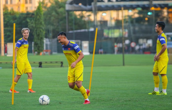 Cận cảnh buổi tập luyện đầu tiên của Đội tuyển Việt Nam chuẩn bị đón UAE trên SVĐ Mỹ Đình - Ảnh 3. Cận cảnh không khí vui vẻ buổi tập đầu tiên của Đội tuyển Việt Nam chuẩn bị đấu Thái Lan