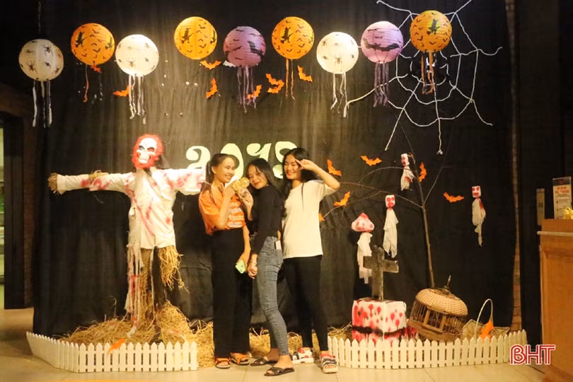 Thích thú hóa...“quỷ nhỏ” đón mùa lễ hội Halloween tại TP Hà Tĩnh