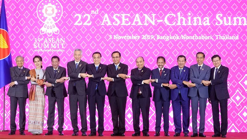 Thủ tướng Nguyễn Xuân Phúc dự Hội nghị Cấp cao ASEAN - Trung Quốc. Thủ tướng Nguyễn Xuân Phúc: “Quan điểm của Việt Nam về Biển Đông là rõ ràng, nhất quán“